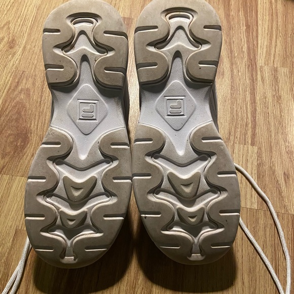 Fila Shoes // Womens 8.5 - Picture 4 of 5